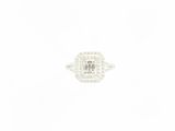 gros plan d'une bague en diamant sur fond blanc