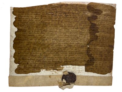 un vieux bout de papier sur lequel figurent des inscriptions et un timbre