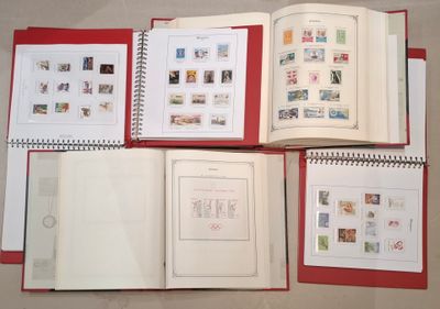 un grand nombre de livres ouverts sur une table