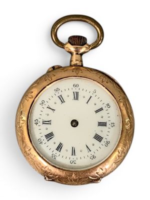 une montre de poche en or avec des chiffres romains