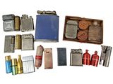 de nombreux modèles différents de briquets et des briquets présentés dans une boîte