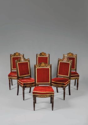 lot de six chaises avec des assises rembourrées rouges et des finitions dorées