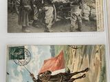 deux vieilles cartes postales représentant des hommes à cheval, avec un drapeau