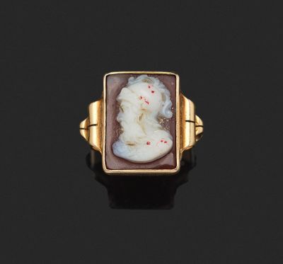 une image représentant une bague en or ornée d'un camée représentant une femme