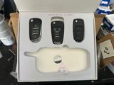une boîte contenant trois télécommandes, posée sur une table