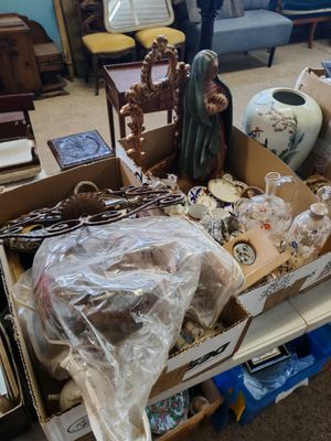 une boîte remplie d'objets posée par terre