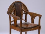 une image représentant une chaise en bois avec une assise en cuir sur fond blanc