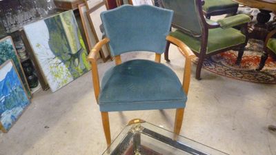 une chaise qui se trouve dans une pièce où il y a un miroir posé par terre