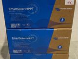 Trois boîtiers « Smart Solar MPPT » sont empilés les uns sur les autres