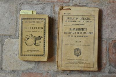 deux livres posés l'un à côté de l'autre sur un mur de briques