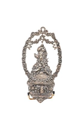 une clochette en argent richement décorée, surmontée d'une couronne