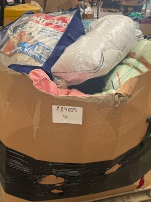 une boîte en carton contenant de nombreux objets