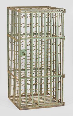 une cage métallique contenant tout un tas de bouteilles