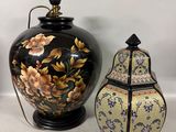 deux vases posés l'un à côté de l'autre sur une table