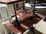 une table sur laquelle sont posées plusieurs assiettes