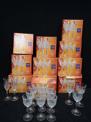un grand nombre de verres à vin posés sur une table
