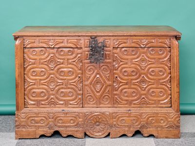 Coffre en chêne à décor sculpté en façade et sur les côtés d…