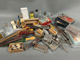 un grand nombre d'outils posés sur une table