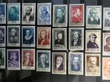 les timbres sont tous de couleurs et de tailles différentes sur un fond noir