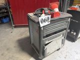 une image représentant un chariot à outils sur lequel figure un numéro