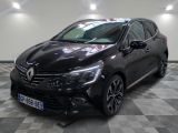 la voiture noire est garée sur un sol en damier dans le garage
