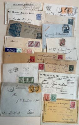 de nombreux types de lettres et d'enveloppes disposés sur une table