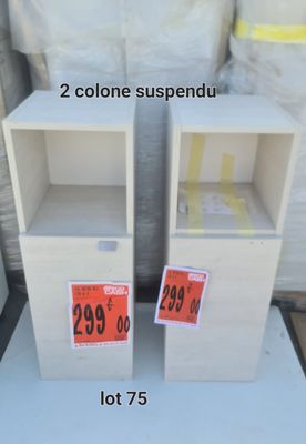 deux boîtes avec des étiquettes de prix posées sur une table