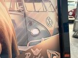 une photo d'un chien debout devant un bus