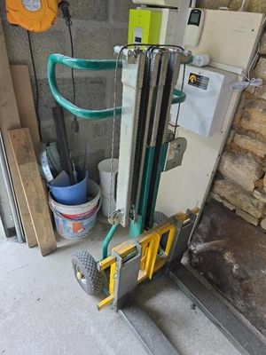 une photo d'une pile de palettes dans un garage