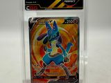 un gros plan d'une carte Pokémon dans un étui en plastique transparent