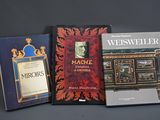 trois livres posés sur une table l'un à côté de l'autre