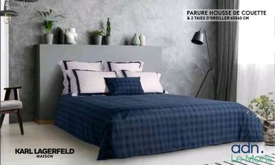 une photo d'une chambre avec un lit bien fait