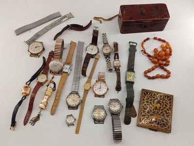 tout un tas de montres et de bracelets posés sur la table