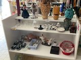 une étagère blanche sur laquelle sont posés des vases et d'autres objets