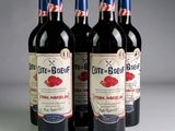 trois bouteilles de vin rouge posées côte à côte sur une table
