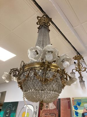 un lustre suspendu au plafond d'un magasin