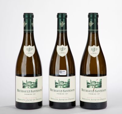 trois bouteilles de vin posées sur une table blanche