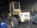 un tracteur jaune garé dans un garage