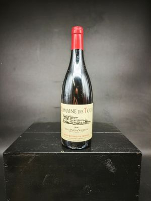 une bouteille de vin posée sur une boîte noire