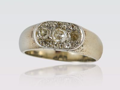 Bague en or gris sertie de diamants.