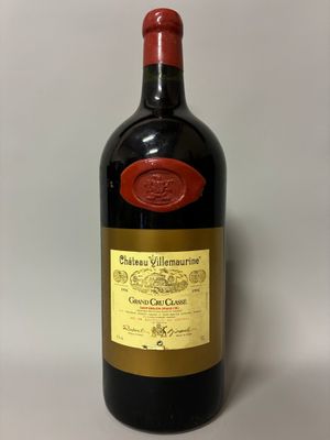 une bouteille de vin posée sur une table