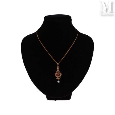 un mannequin noir portant un collier orné d'un pendentif en forme de rose