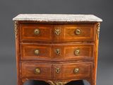 une commode ancienne avec dessus en marbre