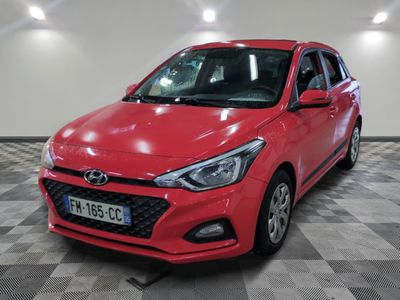 la voiture rouge est garée dans le garage sur un sol en damier