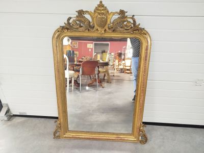 un miroir posé sur le sol d'une pièce