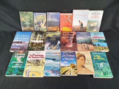 des livres posés sur un tissu noir, sur fond noir