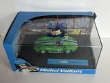 Voiture Disney Mickey Mouse moulée sous pression dans une vitrine