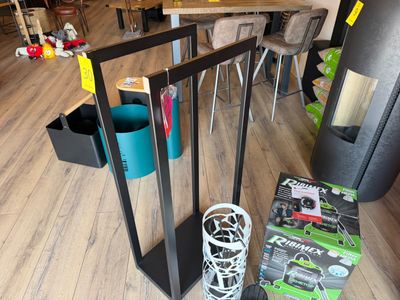 une table sur laquelle se trouvent plusieurs objets