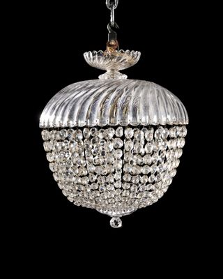 un gros plan d'un lustre suspendu à une chaîne
