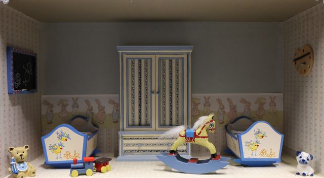 Diorama. Composition miniature, dans une vitrine en bois, vitre e...